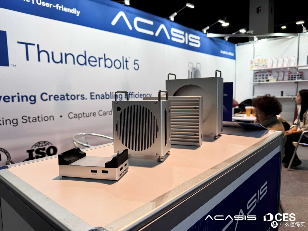 阿卡西斯在CES重磅发布全球首款满速4盘位Thunderbolt 5硬盘盒