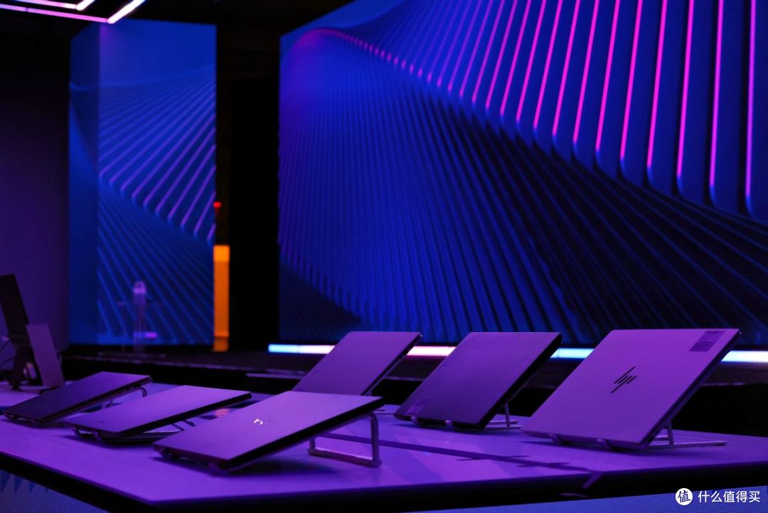 英特尔发布酷睿Ultra 300系列,核显媲美4050,27小时续航