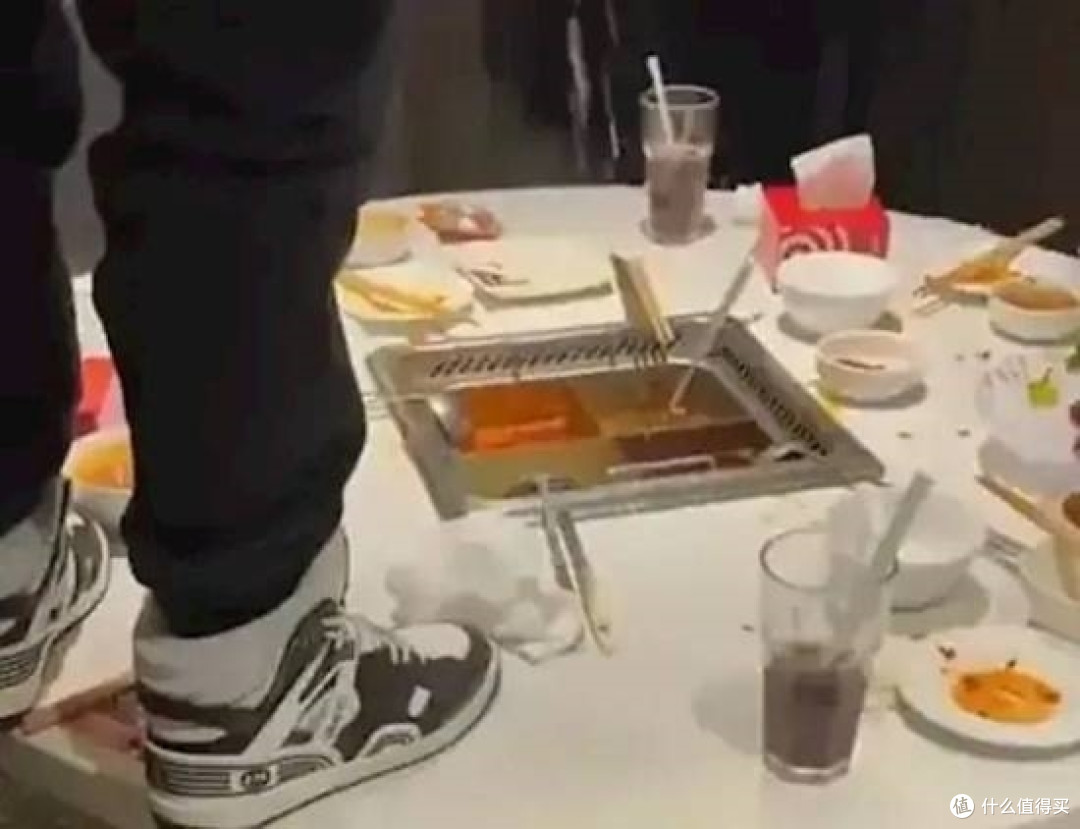 海底捞“小便门”当事人登报道歉