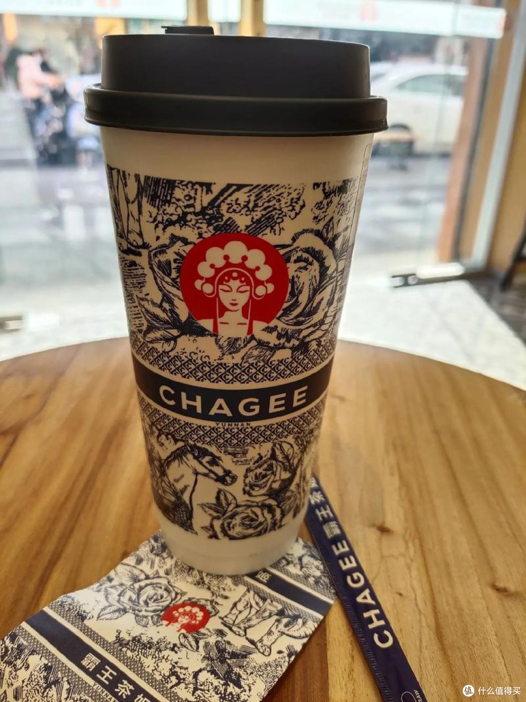 从爆款标签到舆论焦点,霸王茶姬“手打”的热议密码