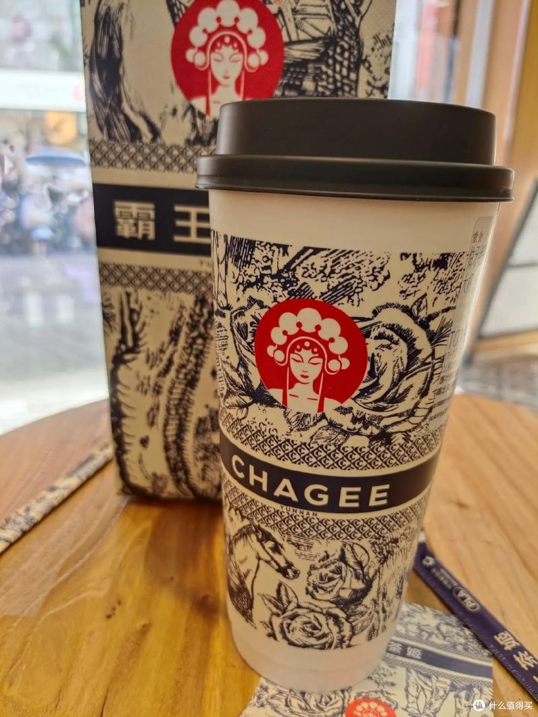 霸王茶姬手打奶茶：风味与争议并存的中式茶饮