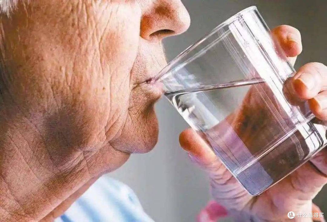 喝水能看出肾病?医生实锤:这4种异常,可能是肾脏在“求救”