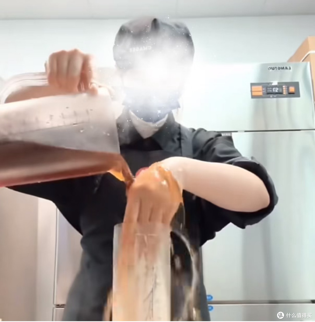 霸王茶姬徒手奶茶引众怒
