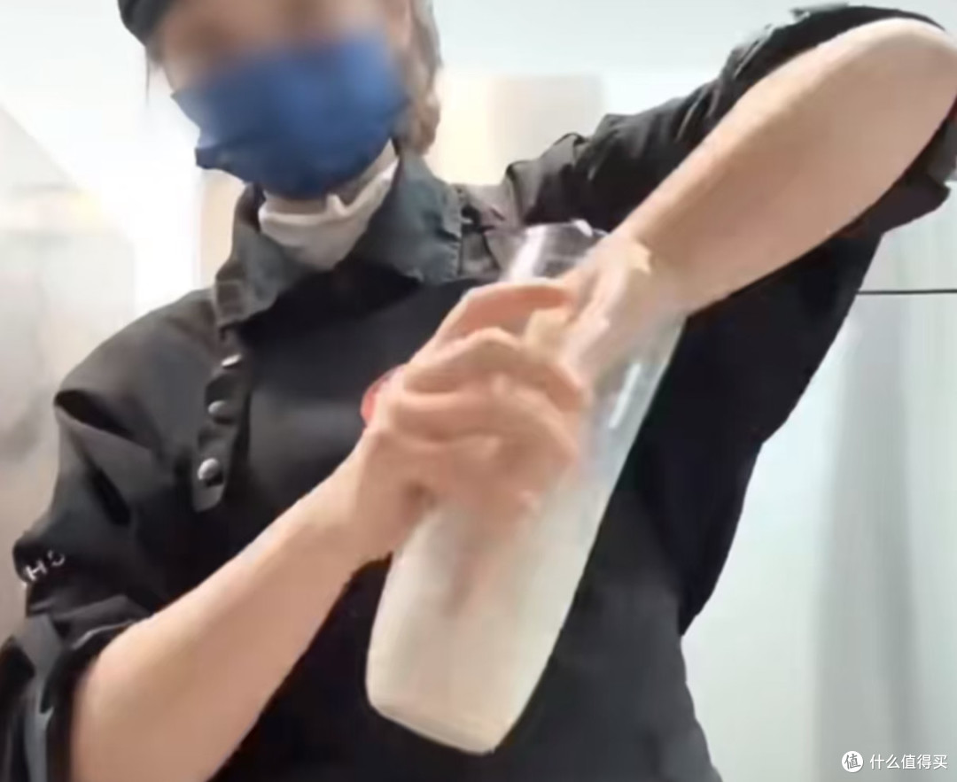 霸王茶姬徒手奶茶引众怒