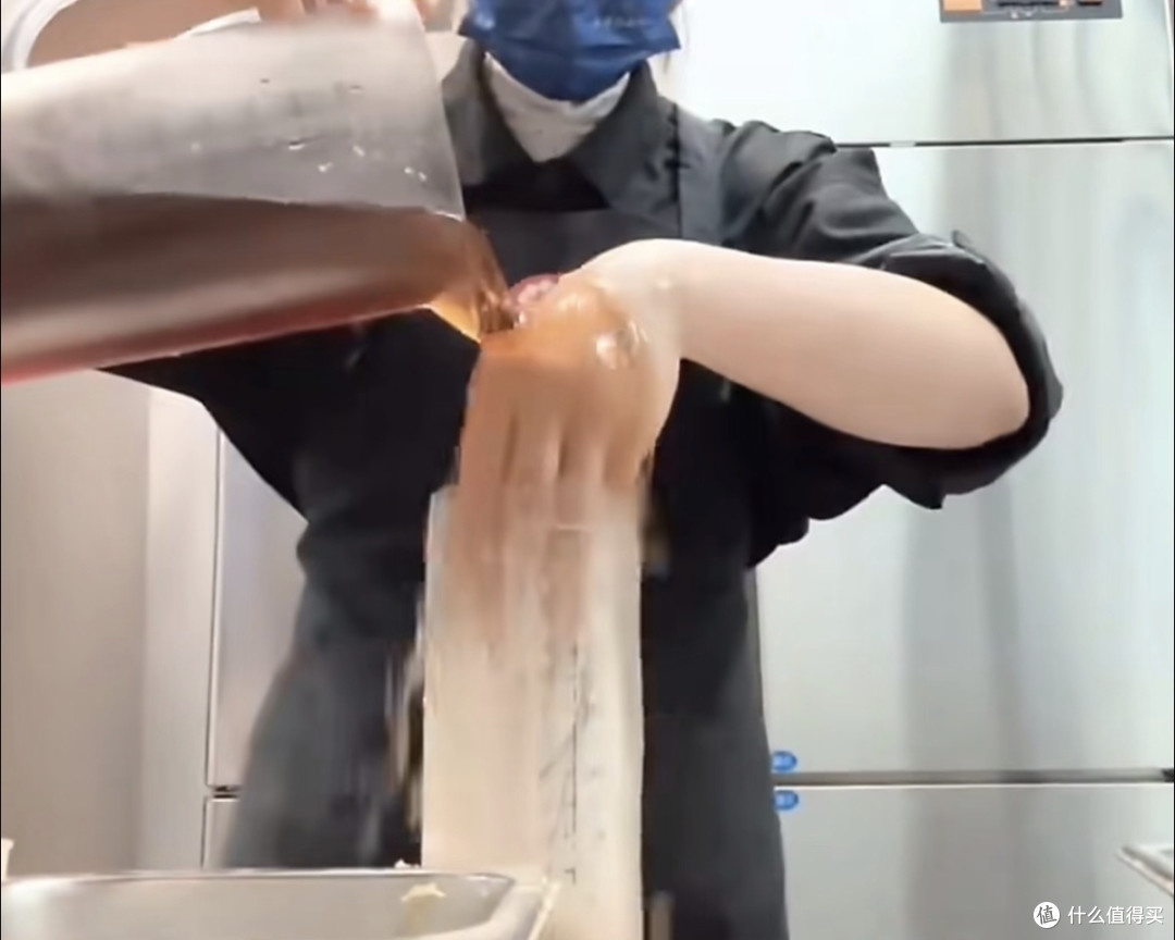 霸王茶姬摆拍事件有感:流量再火,也烧不破食品安全的底线