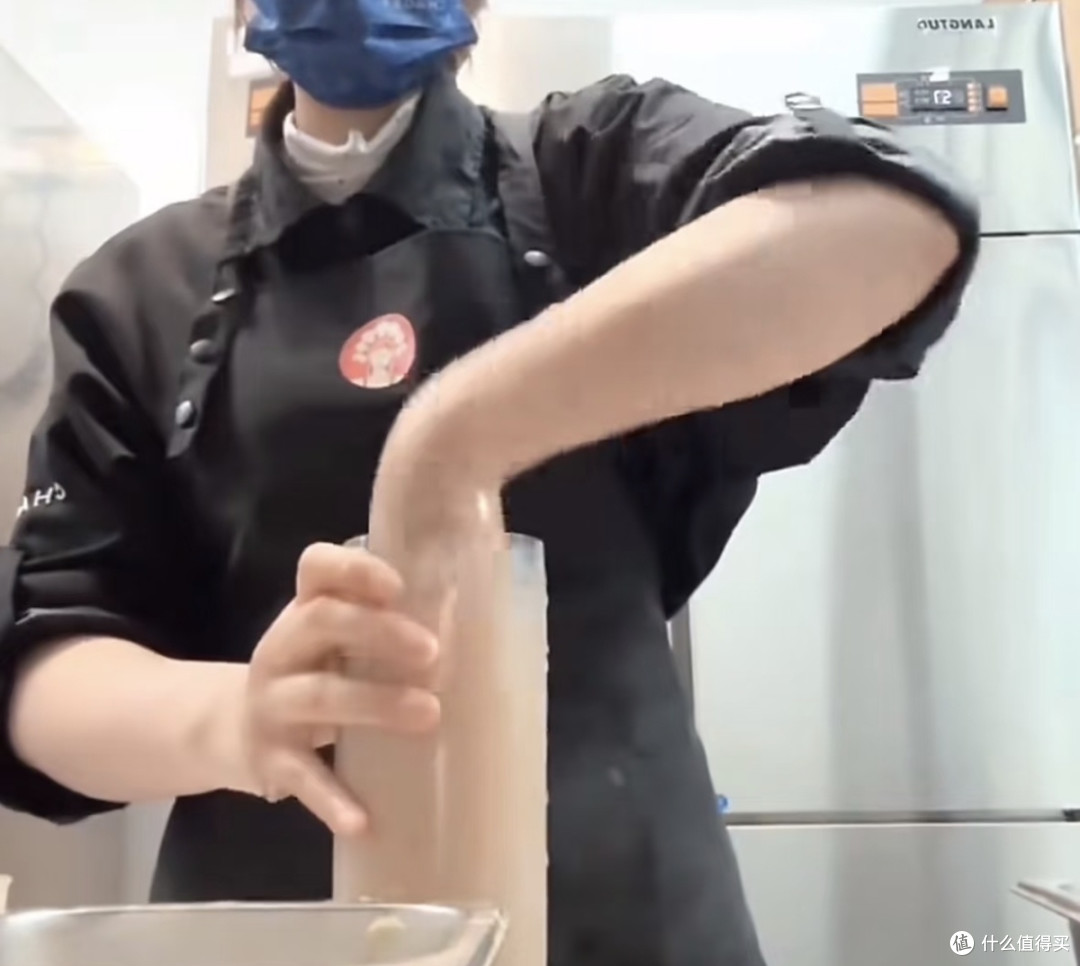 霸王茶姬摆拍事件有感:流量再火,也烧不破食品安全的底线