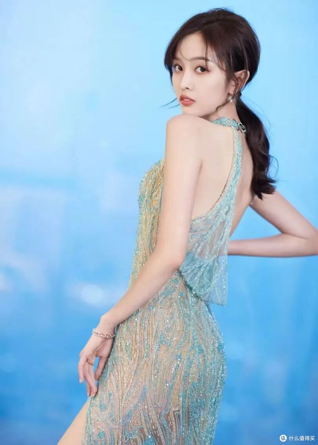 30的吴宣仪,依旧抢手