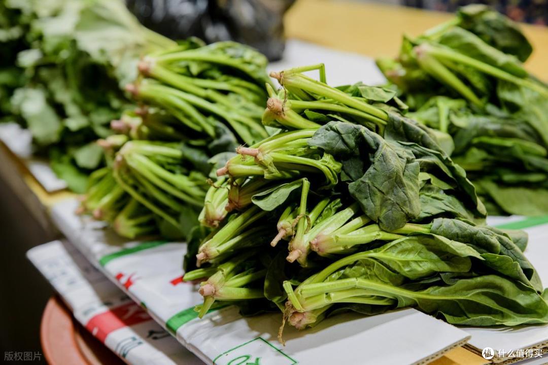 买菠菜,要分清“圆叶”和“尖叶”,买错口感差,没营养