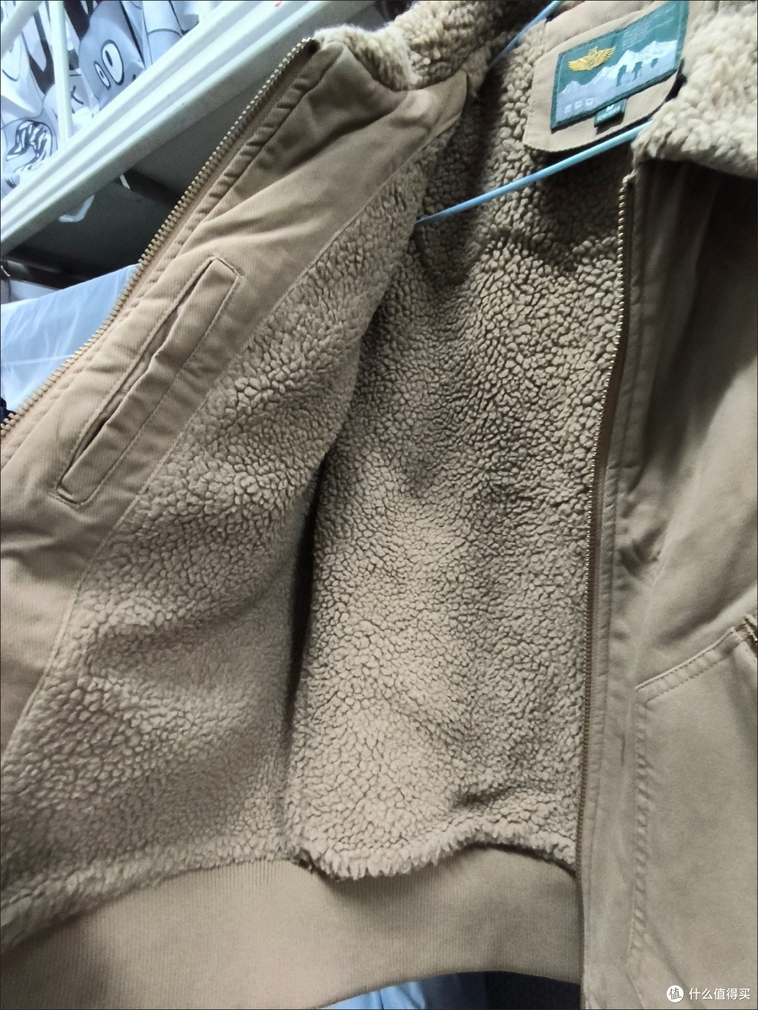 寒潮来袭:大衣与棉服的“保暖对决”