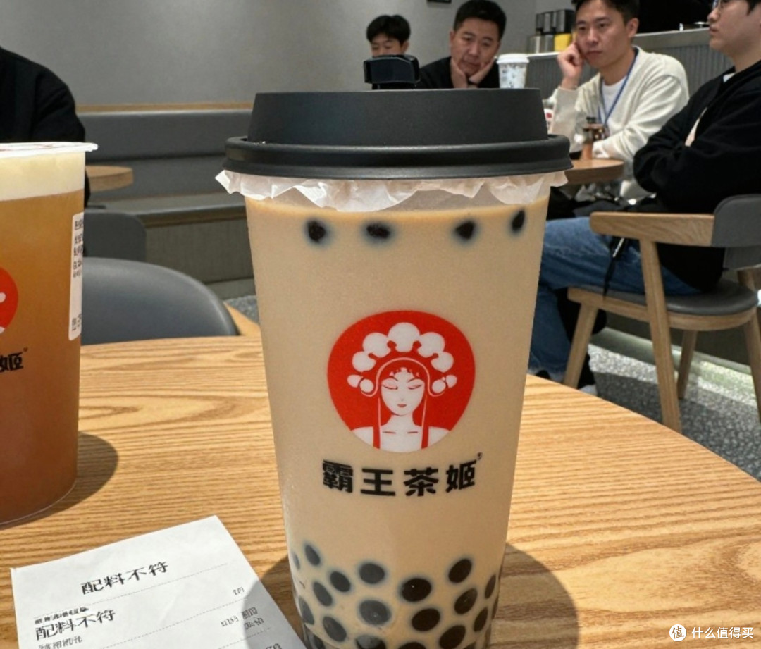 霸王茶姬徒手制作引争议