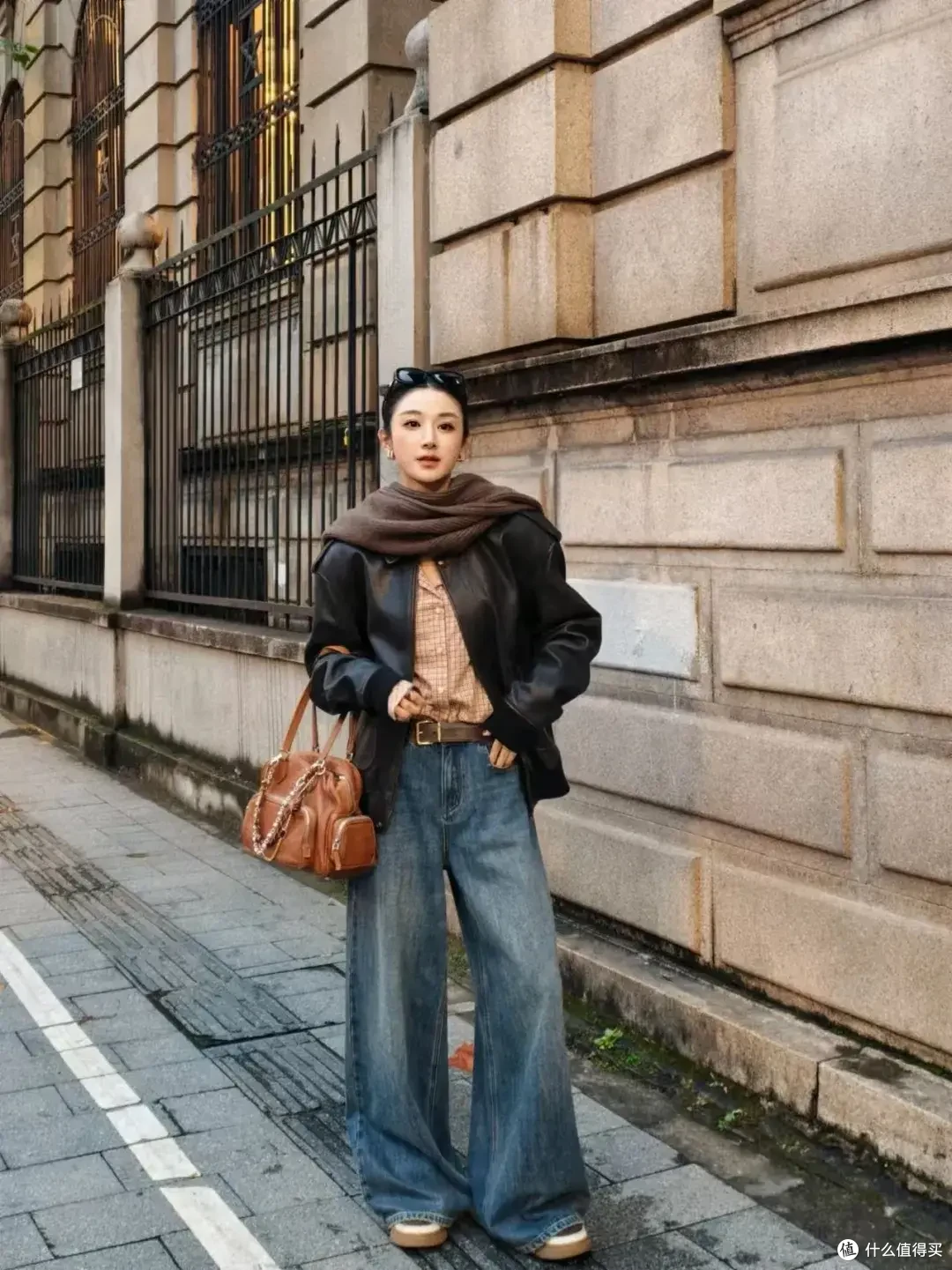 在冬季,姐妹们学薇娅这样打扮:不穿羽绒服,头发盘起、配饰时髦