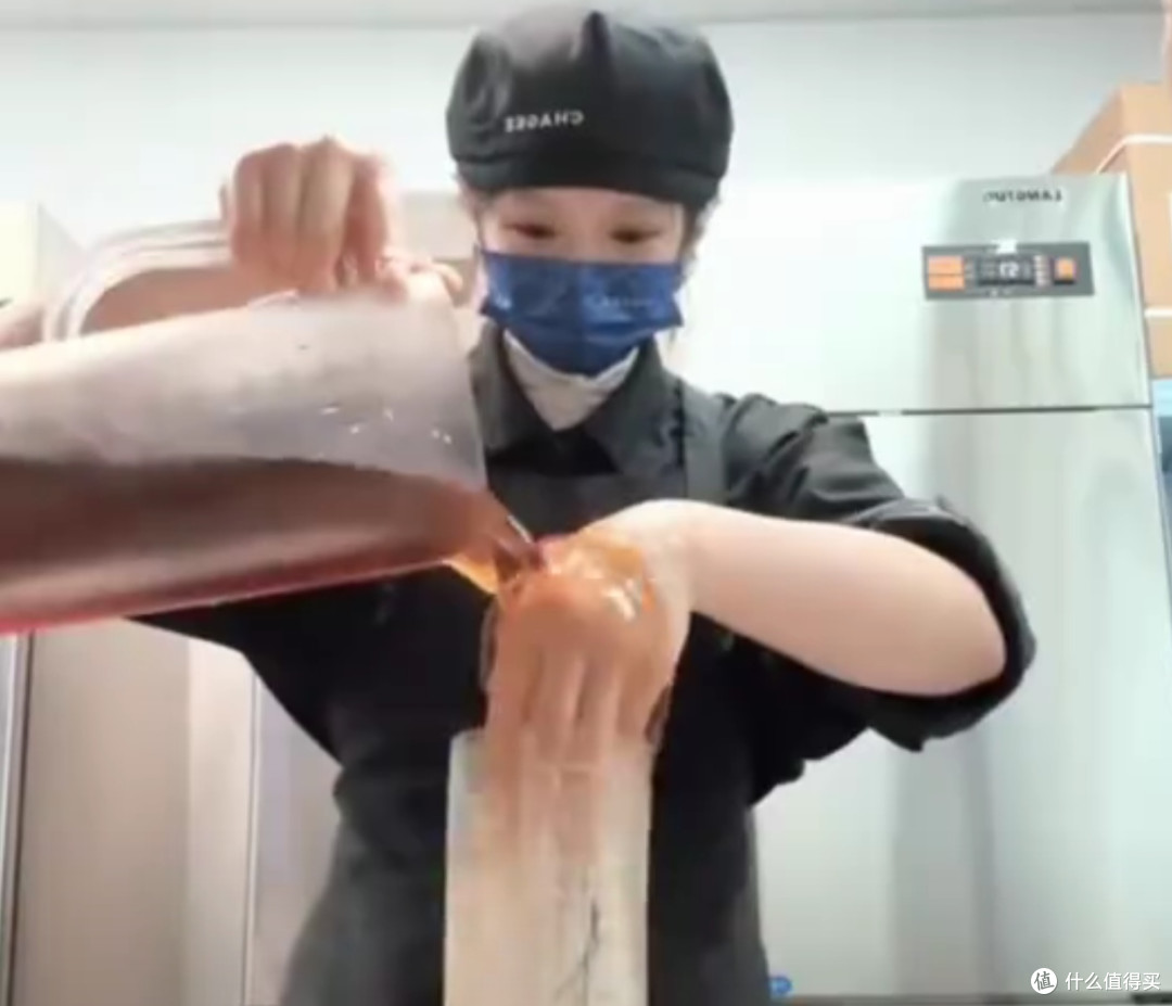玩梗无底线？霸王茶姬风波背后的食品安全敬畏心缺失