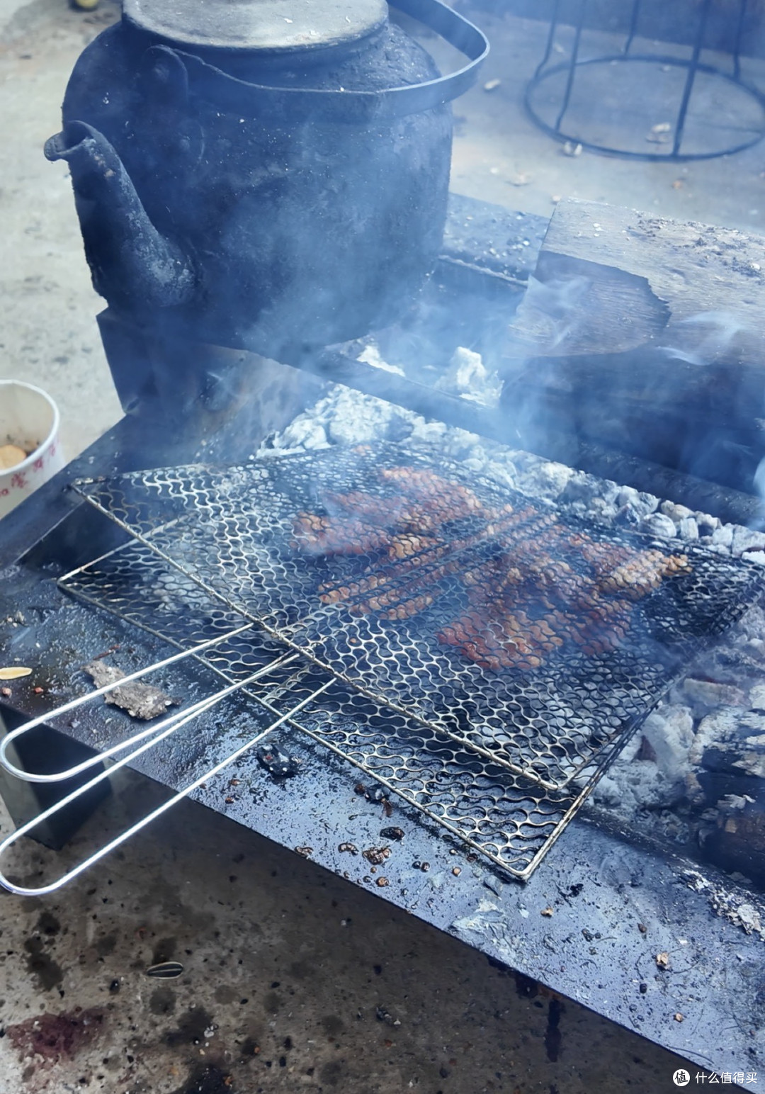 拌生肉,酸蚂蚁,手冲咖啡…为这口杀猪饭,6小时车程也值了!