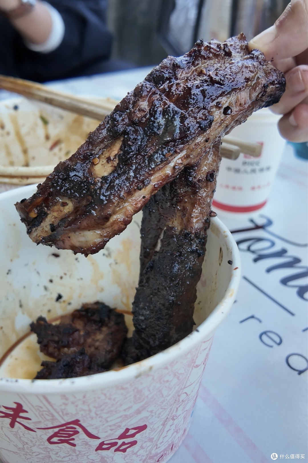 拌生肉,酸蚂蚁,手冲咖啡…为这口杀猪饭,6小时车程也值了!