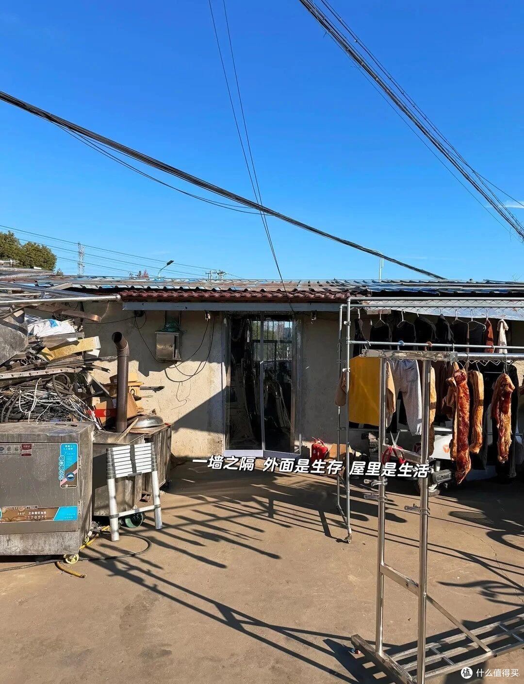 江苏一户人家,因“蜗居废品站”而走红,布置得满满当当,好壮观