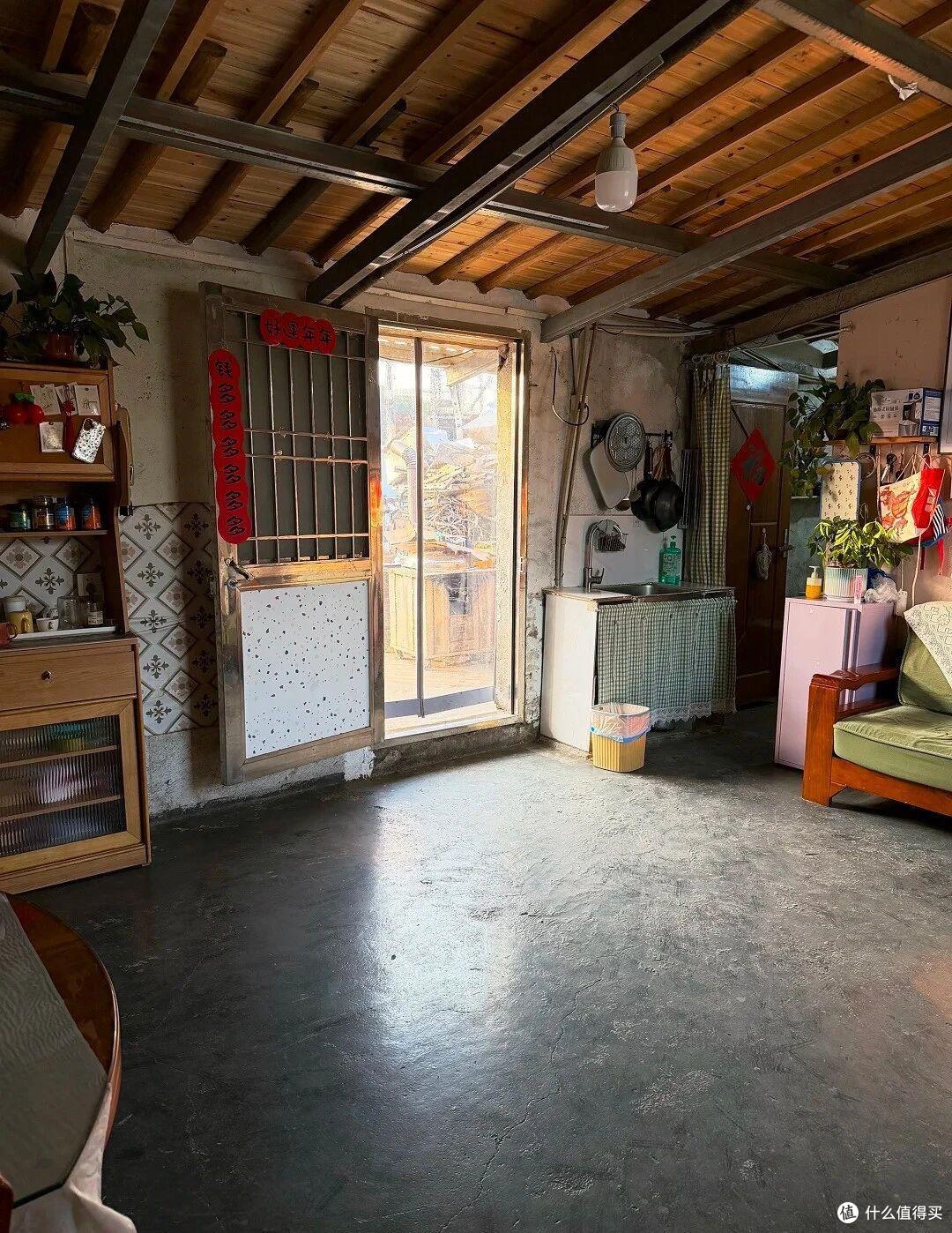 江苏一户人家,因“蜗居废品站”而走红,布置得满满当当,好壮观