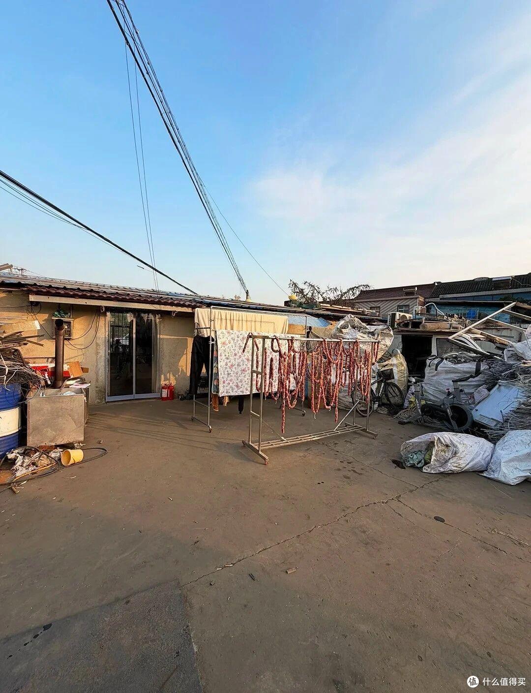 江苏一户人家,因“蜗居废品站”而走红,布置得满满当当,好壮观