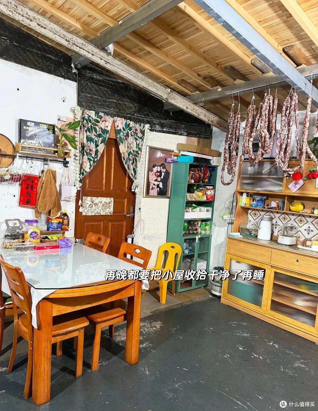 江苏一户人家,因“蜗居废品站”而走红,布置得满满当当,好壮观
