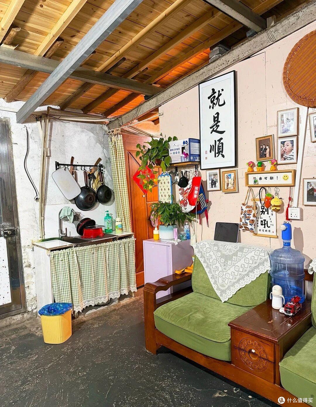 江苏一户人家,因“蜗居废品站”而走红,布置得满满当当,好壮观