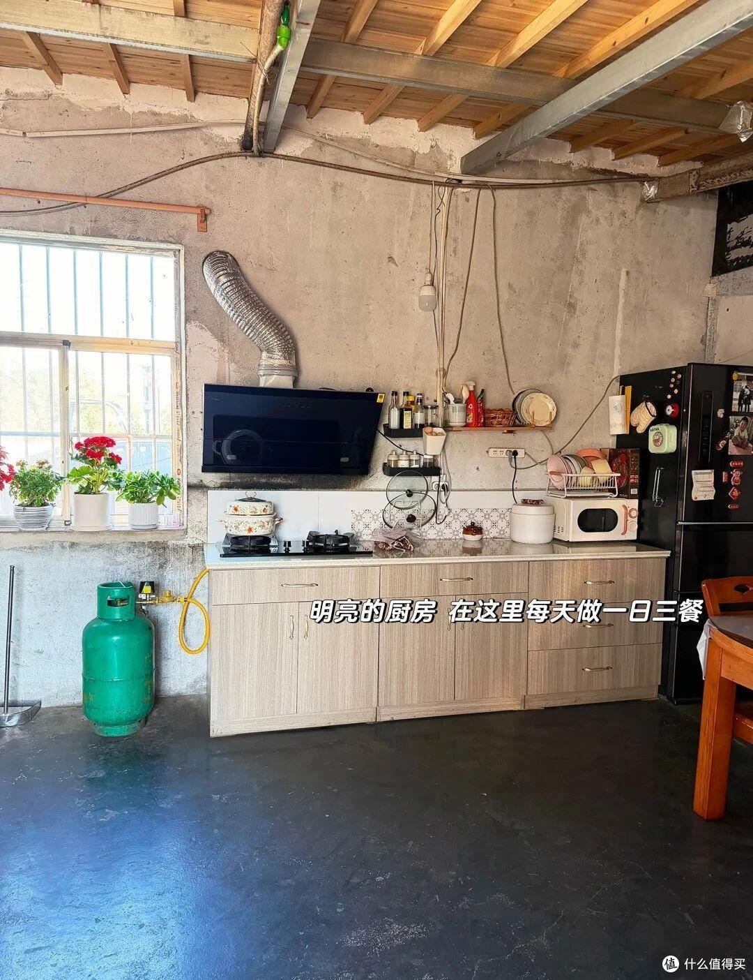 江苏一户人家,因“蜗居废品站”而走红,布置得满满当当,好壮观