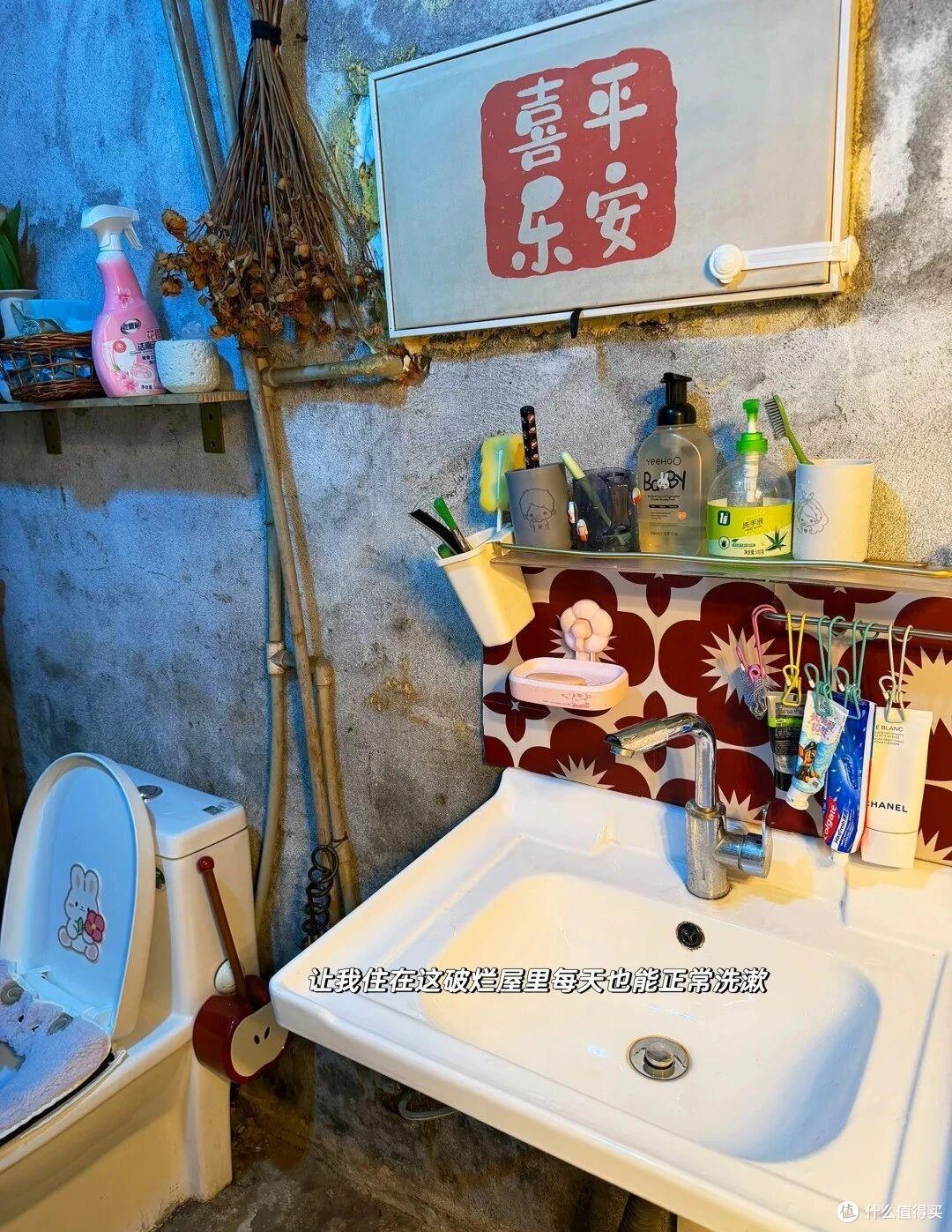 江苏一户人家,因“蜗居废品站”而走红,布置得满满当当,好壮观