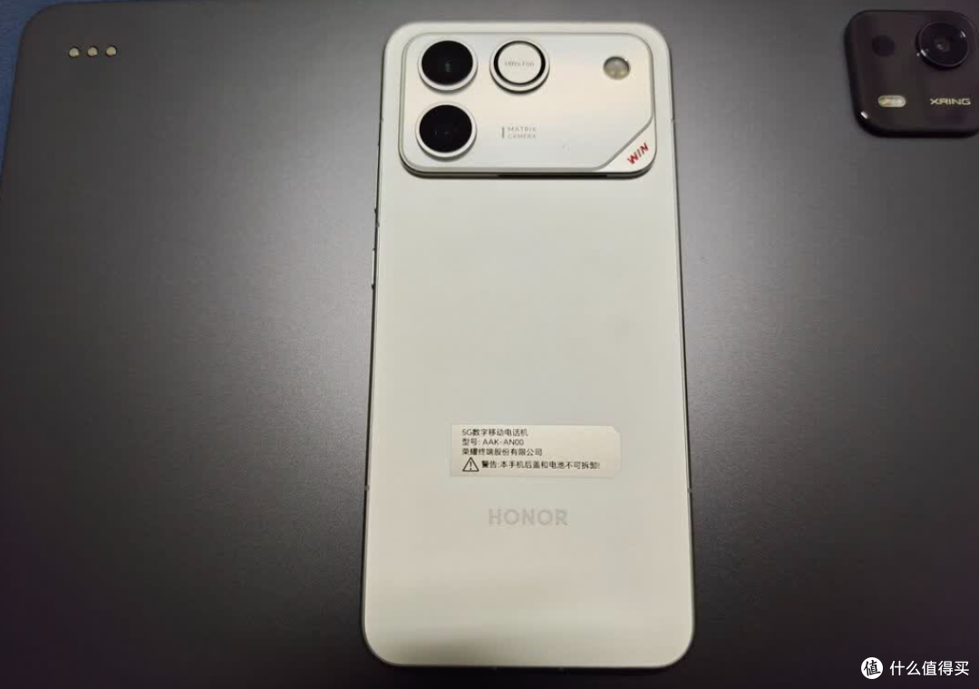 荣耀率先掀桌子,10000mAh+骁龙8至尊版打到2429元,友商彻底失眠