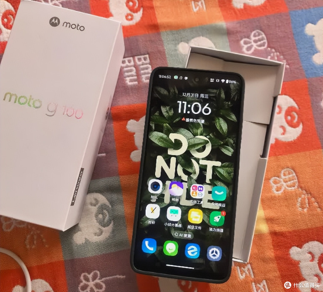 摩托罗拉不讲武德,7000mAh+NFC+LCD,四年质保加持,跌至1297元