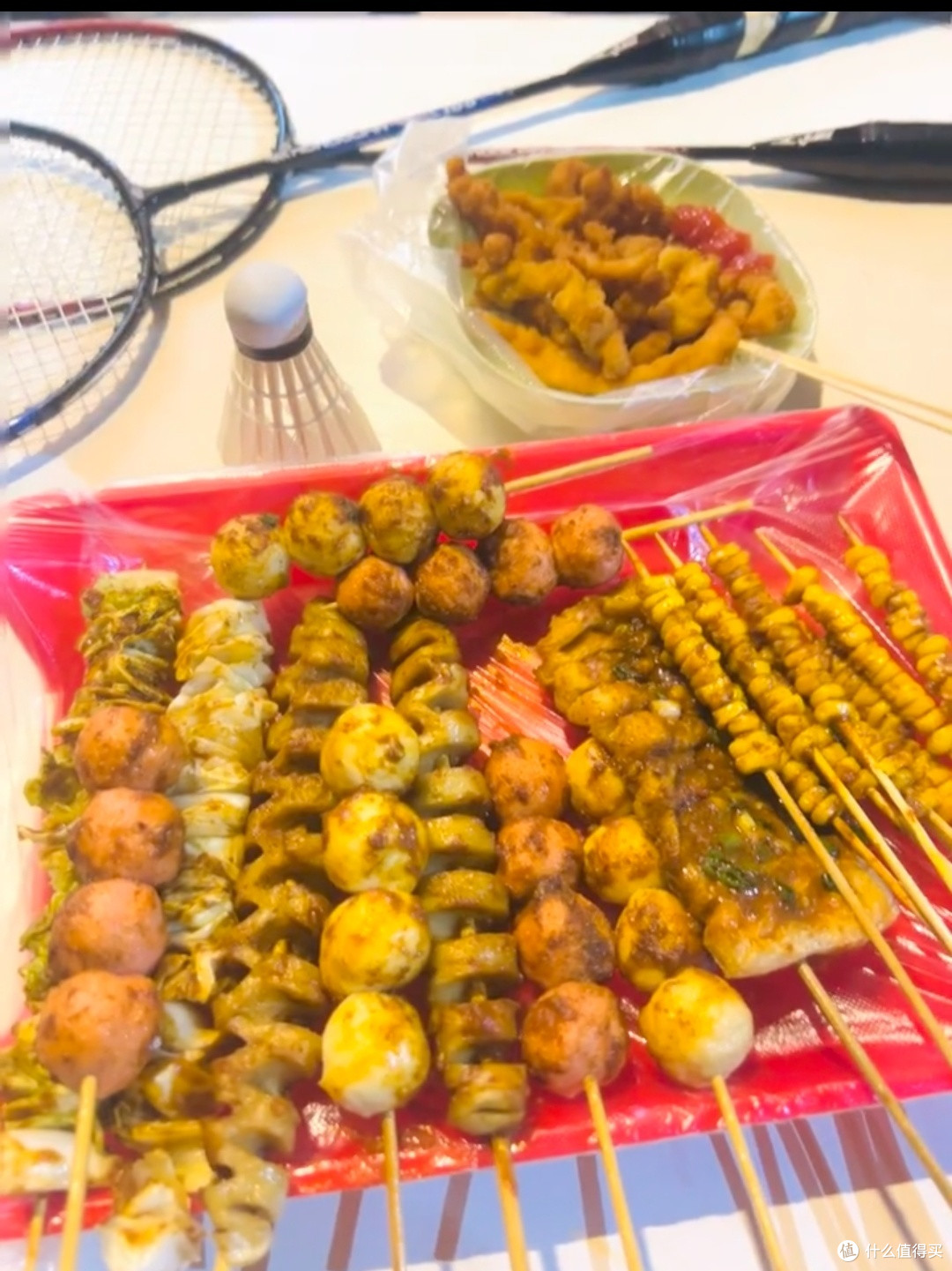 运动后的烤串与球拍