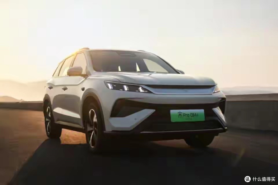 比亚迪掀桌子了!10万级SUV纯电跑220km,油耗3.2L,还带爆胎稳控