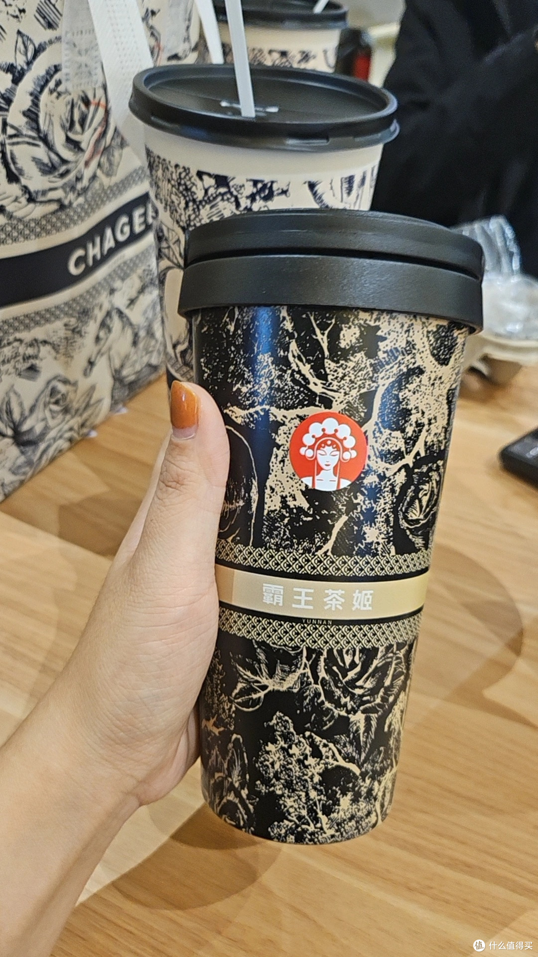 海外网友怎么看霸王茶姬“手打奶茶”?文化差异引发的小争议