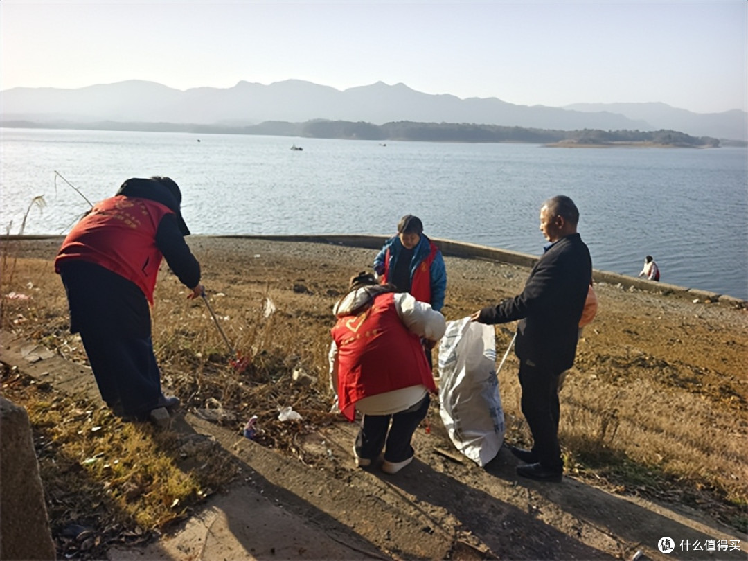 赤壁义工行动:陆水林场河道周边治理周边环境
