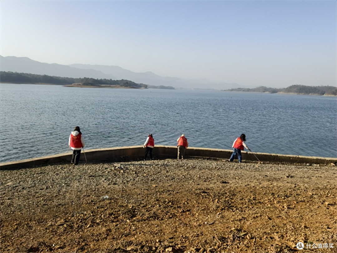 赤壁义工行动:陆水林场河道周边治理周边环境