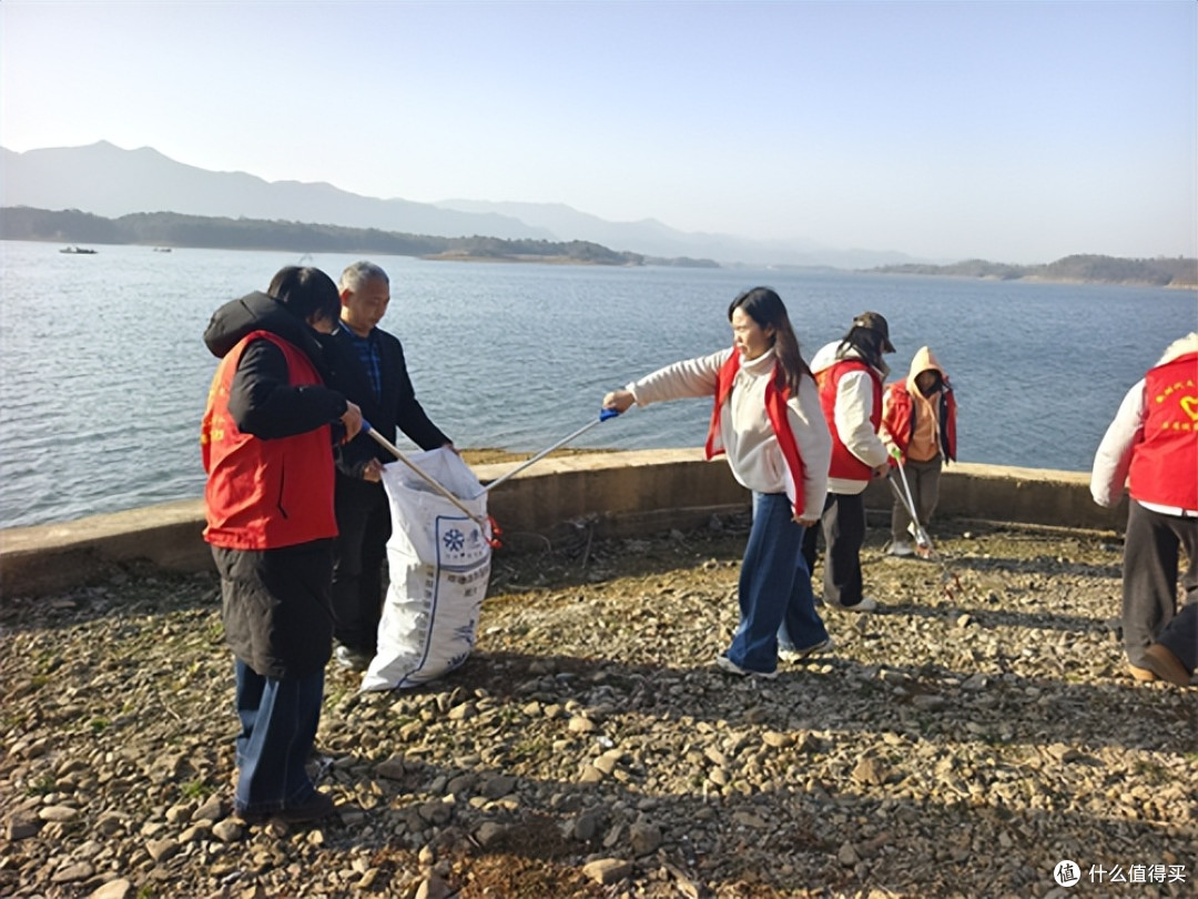 赤壁义工行动:陆水林场河道周边治理周边环境