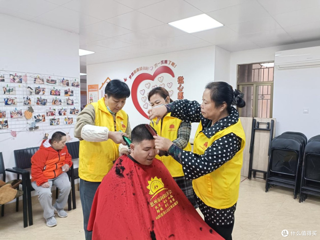 惠州市向阳慈善会：剪刀下的幸福时光