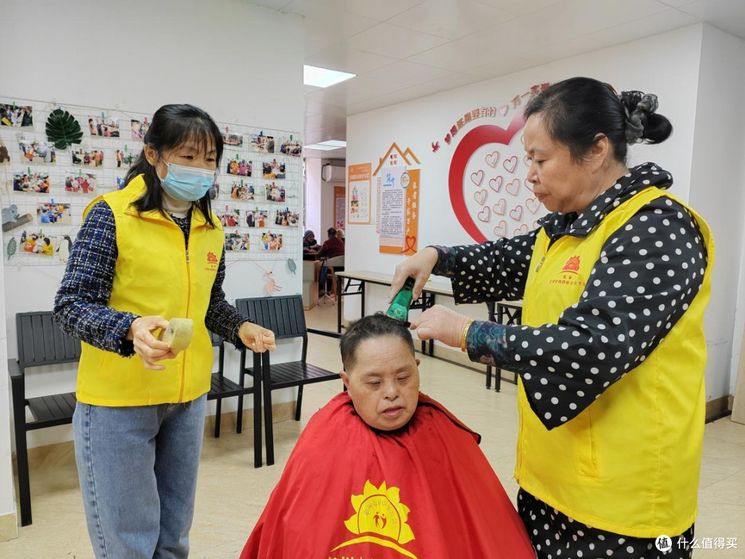 惠州市向阳慈善会：剪刀下的幸福时光