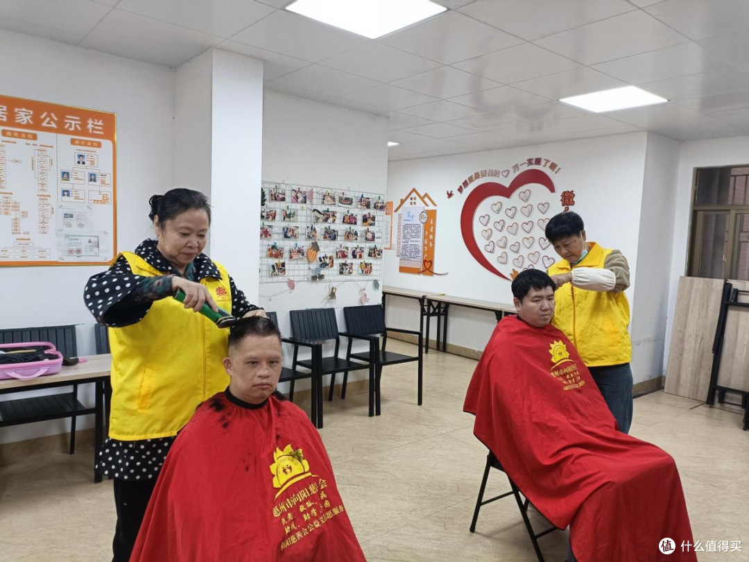 惠州市向阳慈善会：剪刀下的幸福时光