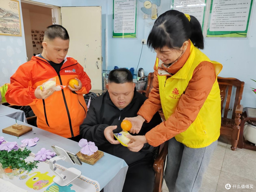 惠州市向阳慈善会：剪刀下的幸福时光