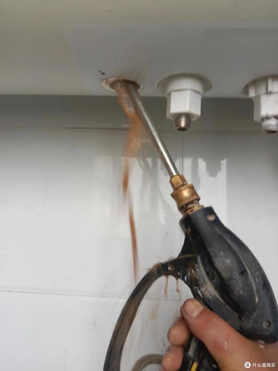 电热水器洗澡时要不要断电?这3条建议要牢记,多亏电工师傅提醒