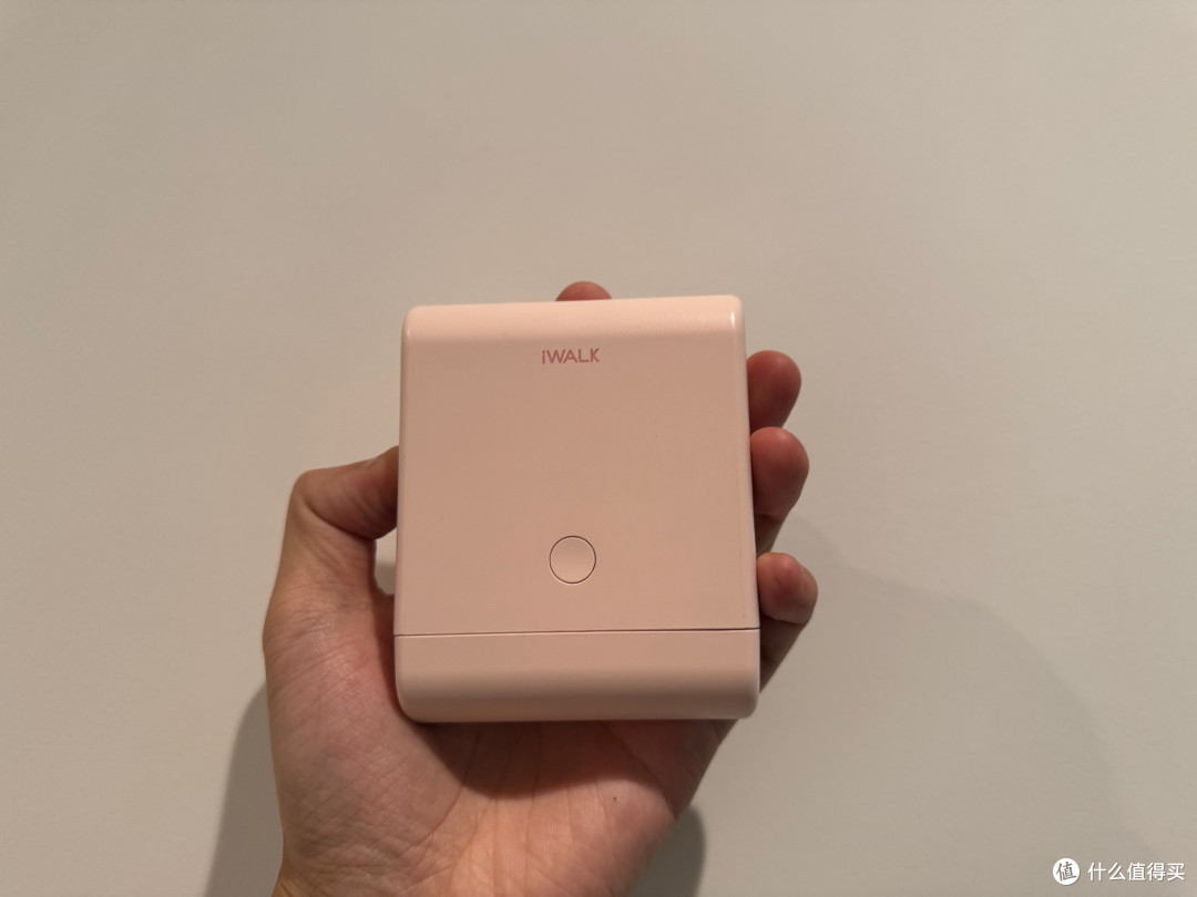告别笨重焦虑,靠得是iWALK 自带充电仓充电宝