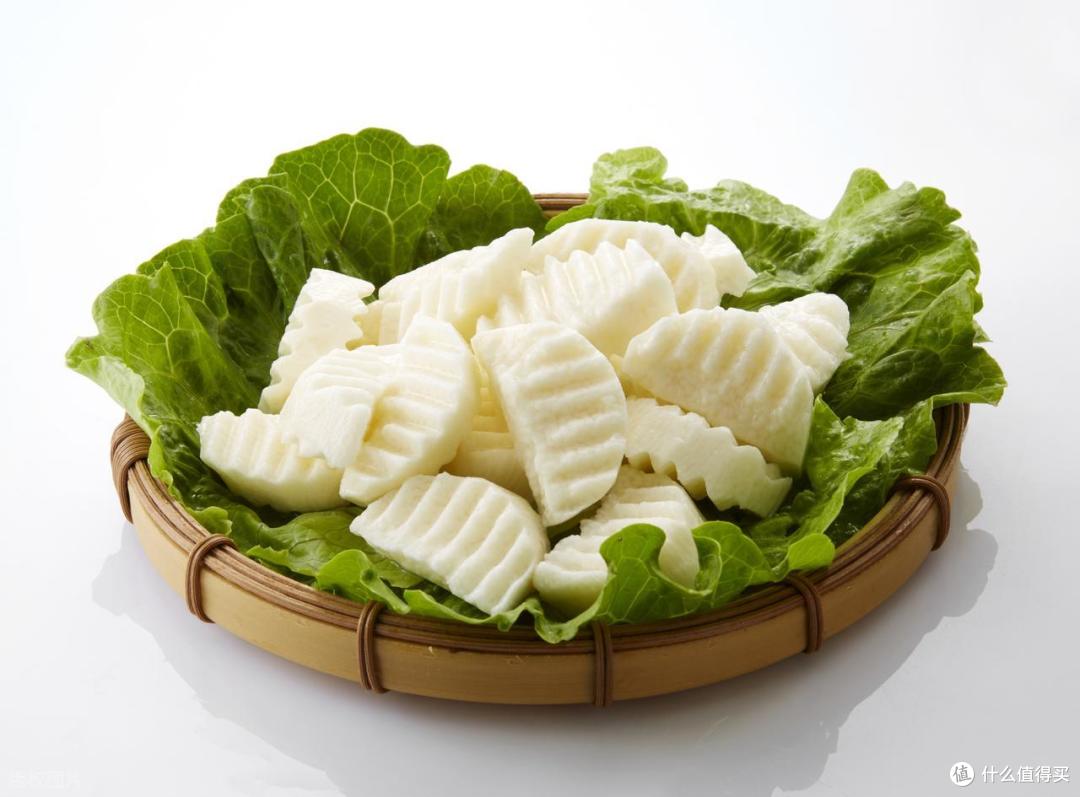 去吃火锅时,盘子里为啥都会垫上片生菜?店老板:懂的都是内行人