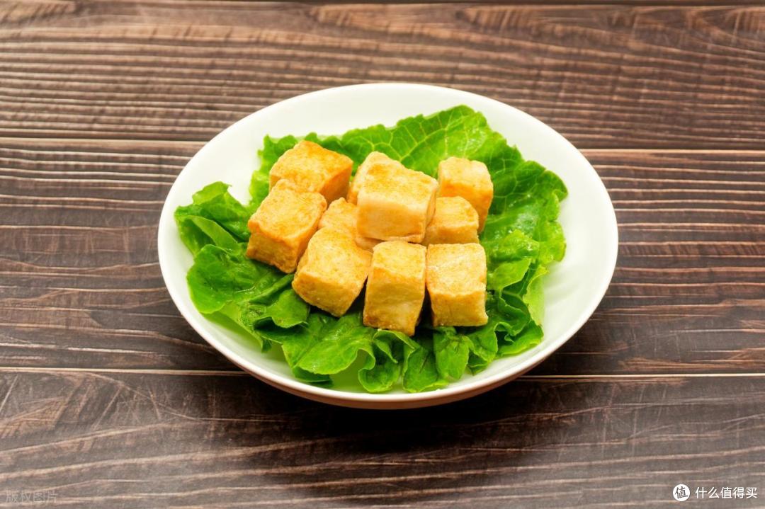 去吃火锅时,盘子里为啥都会垫上片生菜?店老板:懂的都是内行人