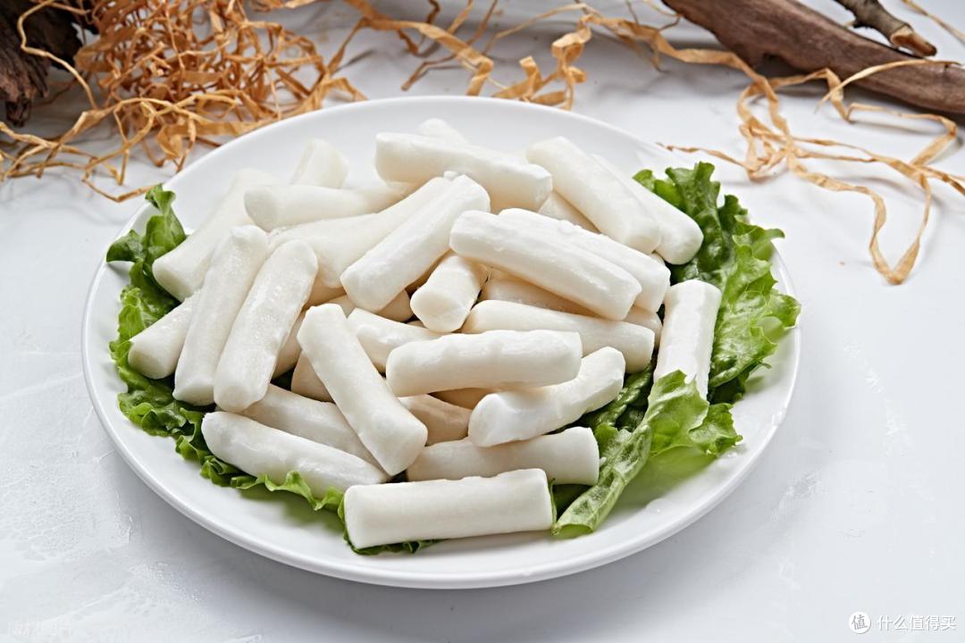 去吃火锅时,盘子里为啥都会垫上片生菜?店老板:懂的都是内行人