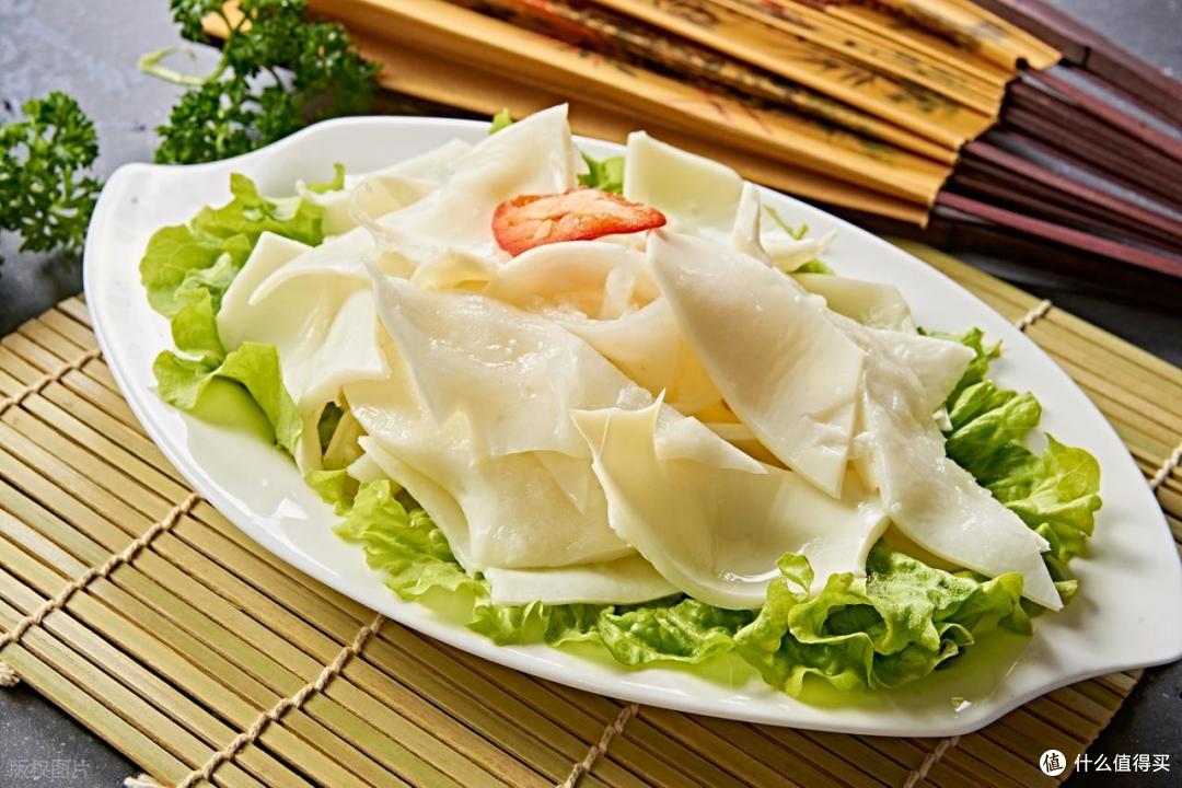 去吃火锅时,盘子里为啥都会垫上片生菜?店老板:懂的都是内行人