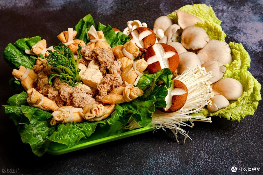 去吃火锅时,盘子里为啥都会垫上片生菜?店老板:懂的都是内行人