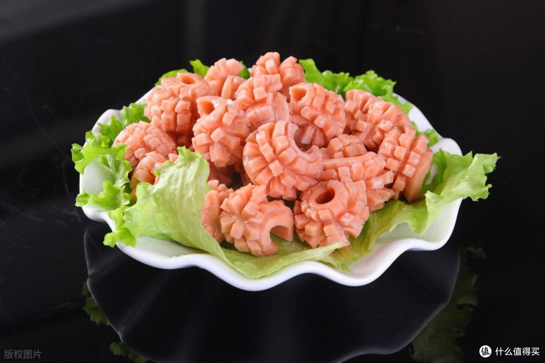 去吃火锅时,盘子里为啥都会垫上片生菜?店老板:懂的都是内行人