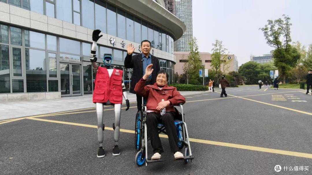 人机协同陪诊杭州首秀引热议:AI是“助手”还是“对手”?