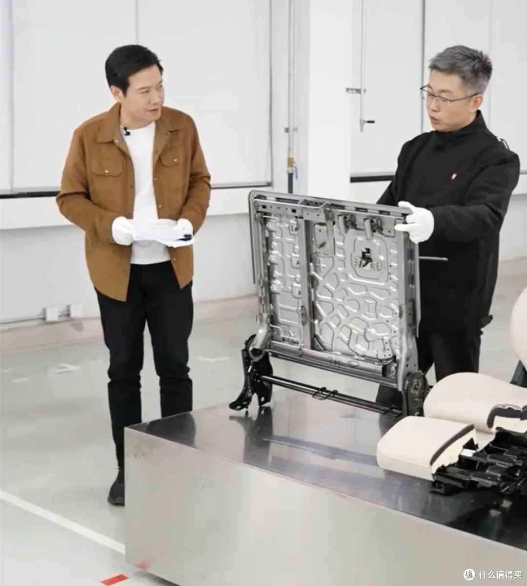 雷军拆车展示YU7硬核技术