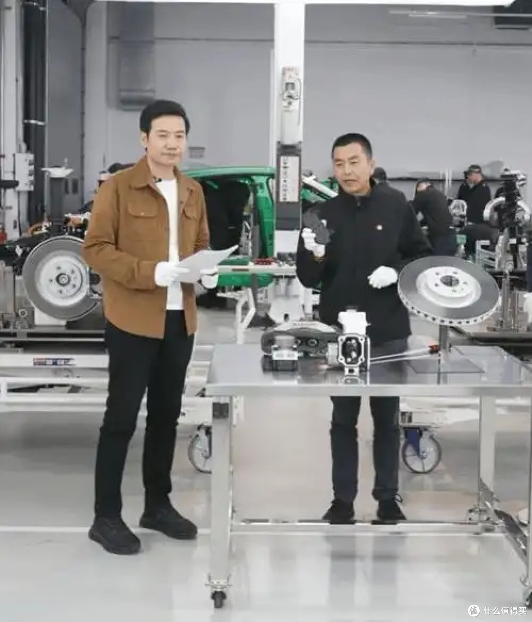 雷军拆车展示YU7硬核技术