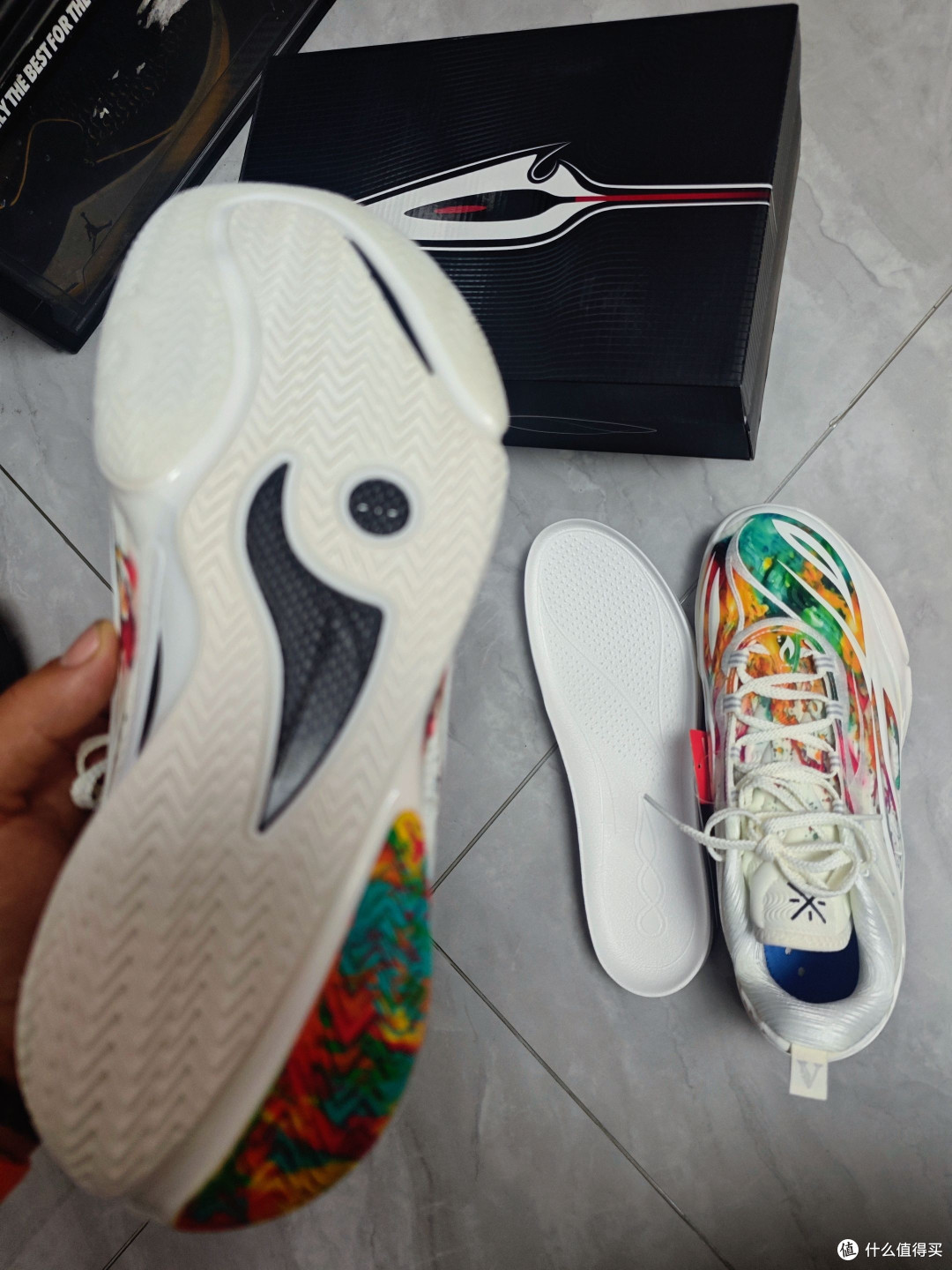 李宁韦德808 5 ULTRA v2是一款专为追求速度与灵活的球员设计的低帮实战篮球鞋，其核心特点在于极致的轻量化与出色的中底反馈。