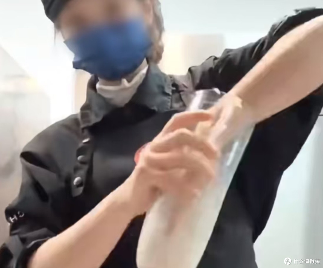 霸王茶姬“手打奶茶”引争议,还值得购买吗?